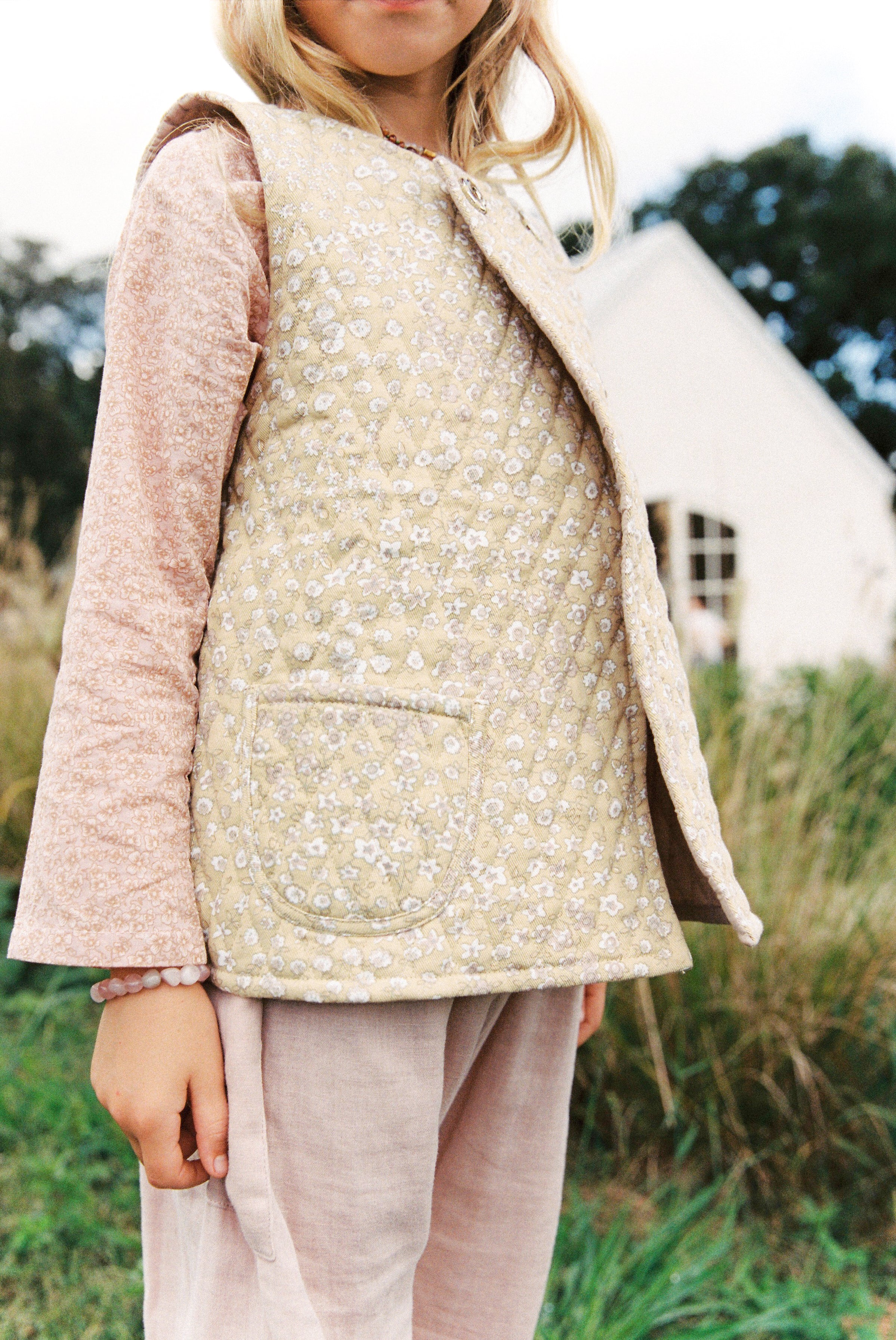 Quilted Vest in Daisy Vintage Flower - printebebe.com
